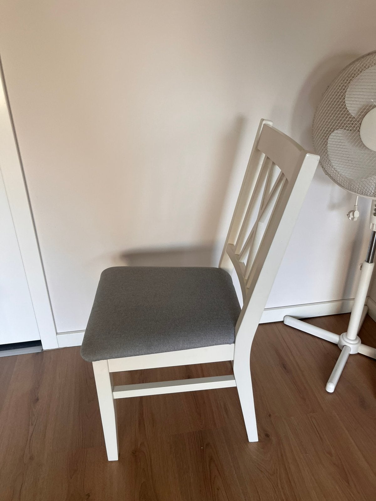 4 witte stoelen met grijze zitting, Ophalen, Zo goed als nieuw, Wit, Vier