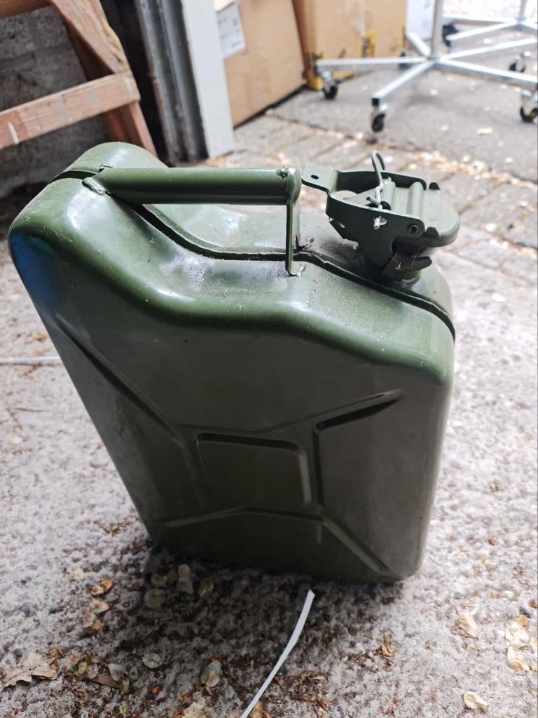 Robuuste metalen jerrycan - 20 liter inhoud, Ophalen, Gebruikt, Universele onderdelen