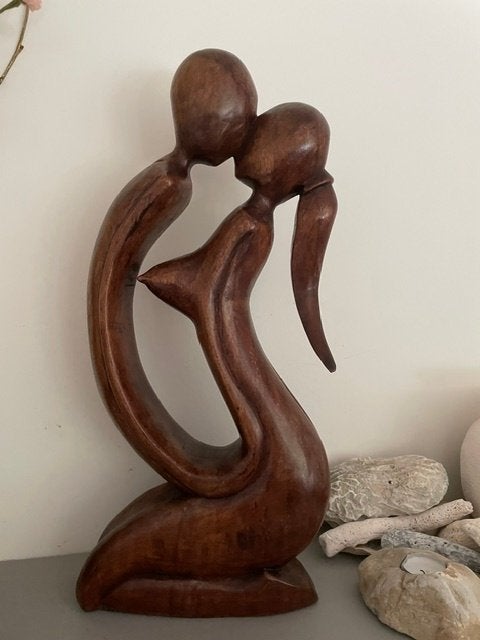 Vintage groot houten beeld. Kussend paar. Indonesie. 50 cm., Ophalen, Groep mensen, 50 - 100 cm, Handgemaakt