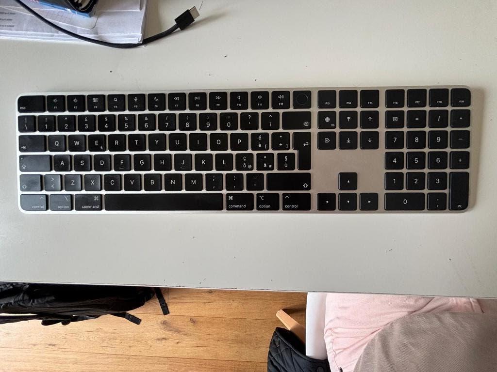 apple keyboard italian, Ophalen of Verzenden, Zo goed als nieuw, Draadloos, Qwerty