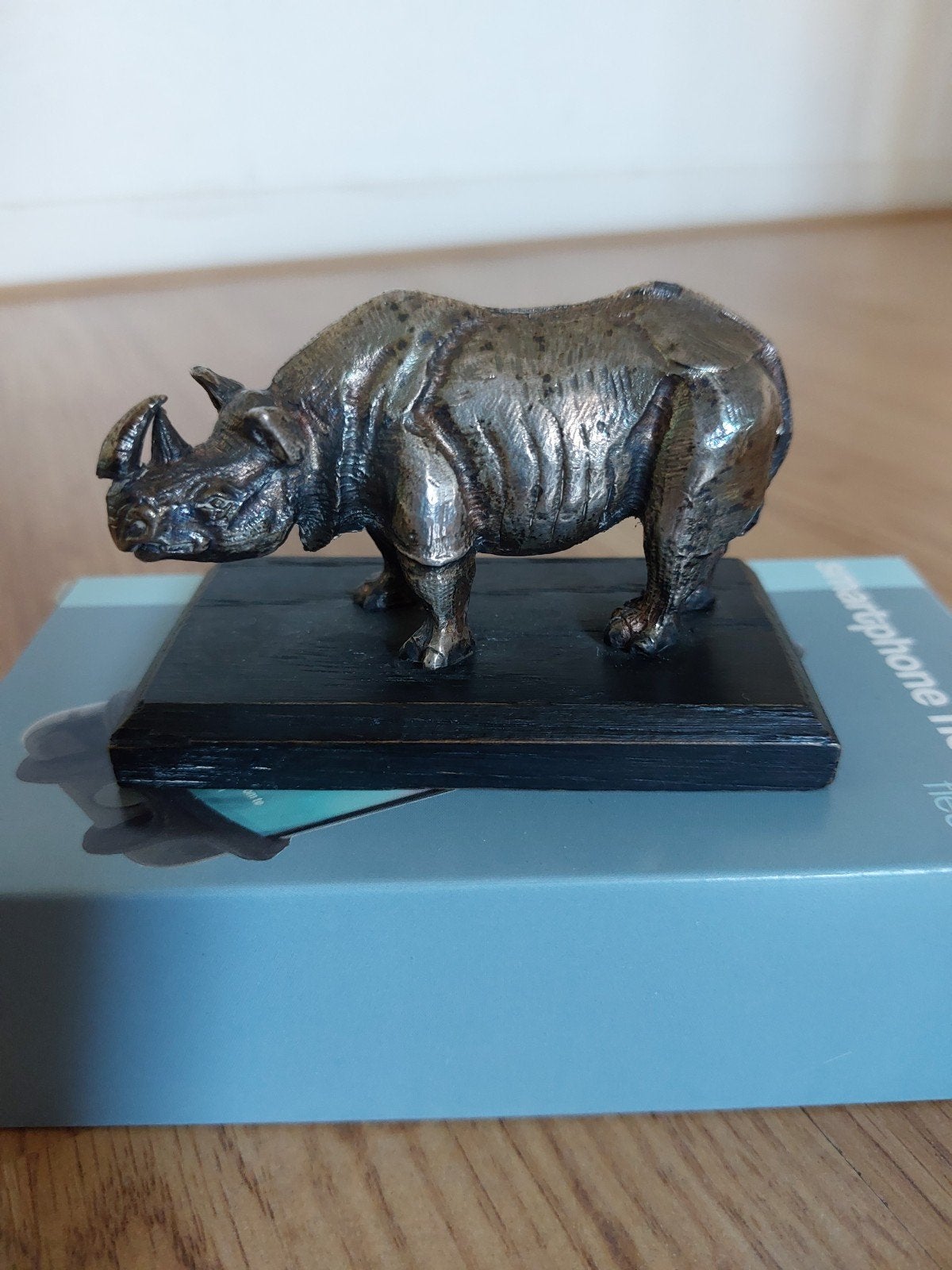 Verzilverde miniatuurbeeld neushoorn Wereld Natuurfonds, Verzenden, Zo goed als nieuw, Dier