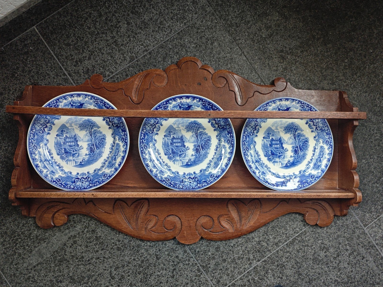 Antiek houten bordenrek met 3 Delfts blauwe borden, Antiek en Kunst, Ophalen