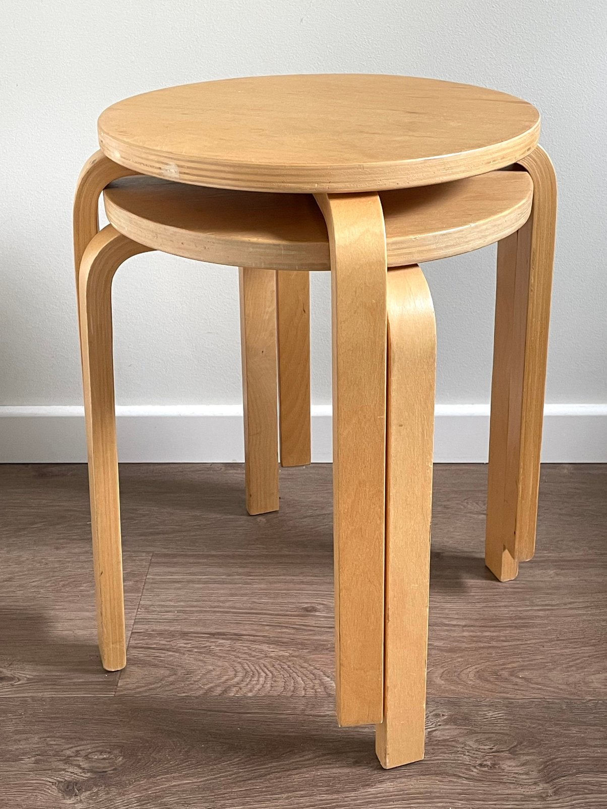 Set Van 2 Vintage Ikea Frosta Kruk Krukjes Alvar Aalto Stijl, Huis en Inrichting, Ophalen, Zo goed als nieuw, Hout