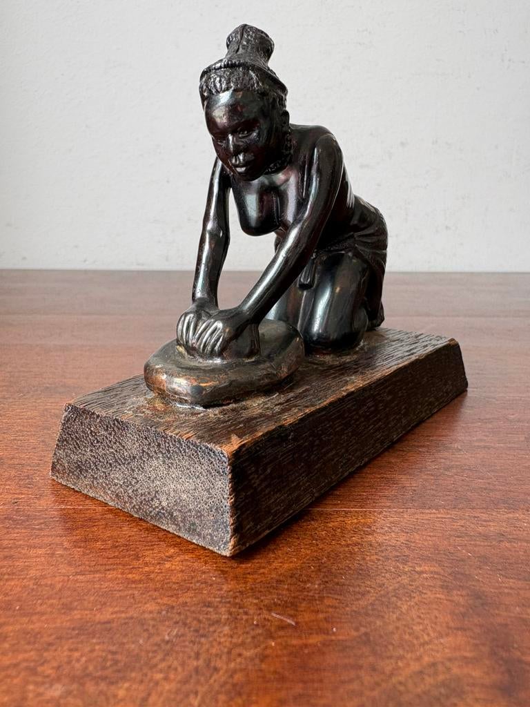 beeldje half naakte vrouw doet de was op houten voetstuk, Verzamelen, Ophalen of Verzenden, Gebruikt, Mens
