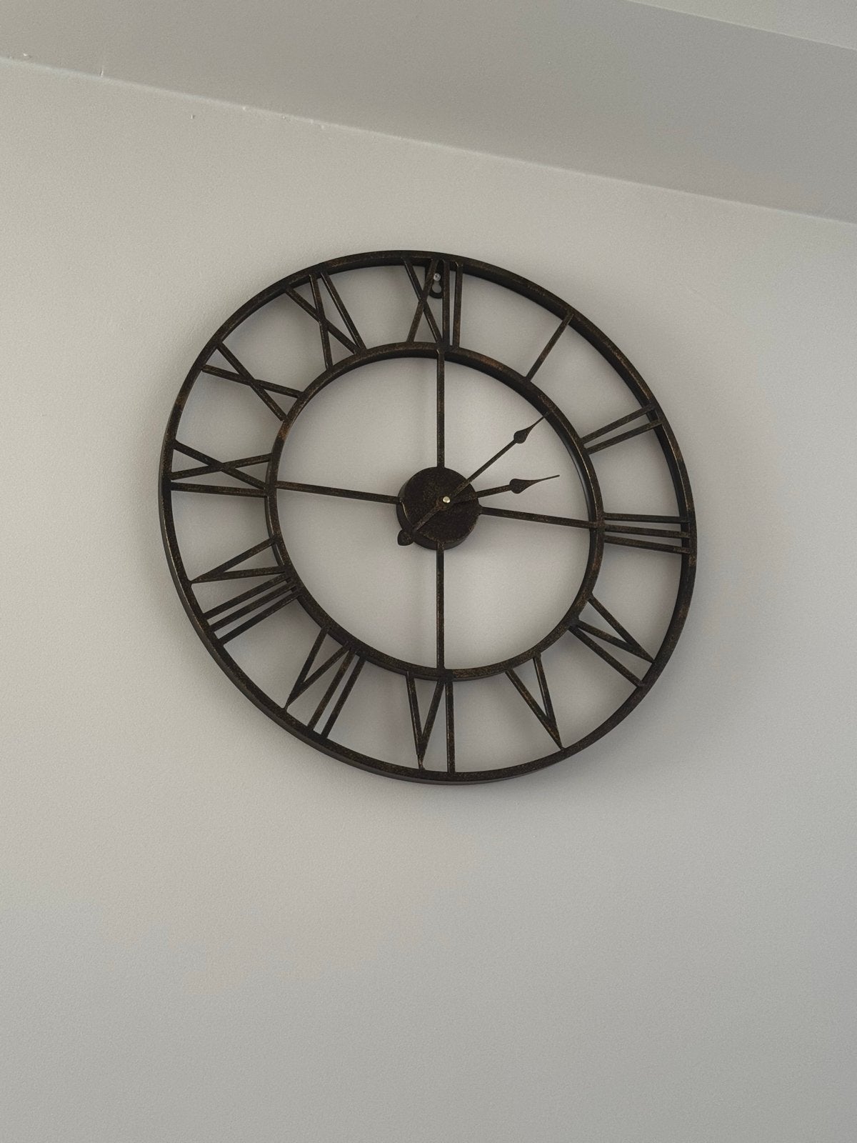 Grote Romeinse Wandklok - Antraciet Metaal 56 cm, Ophalen, Wandklok, Analoog, Zo goed als nieuw