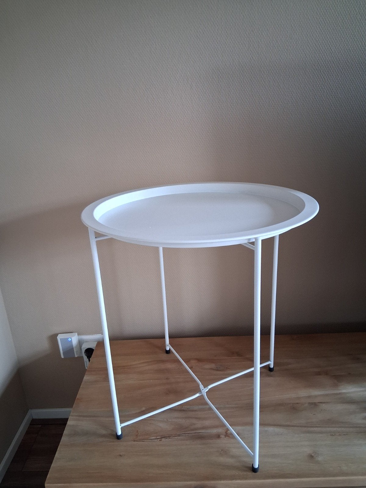 Wit stalen bijzettafeltje - H49cm Ø47cm per 2 stuks., Ophalen of Verzenden, Zo goed als nieuw, Modern