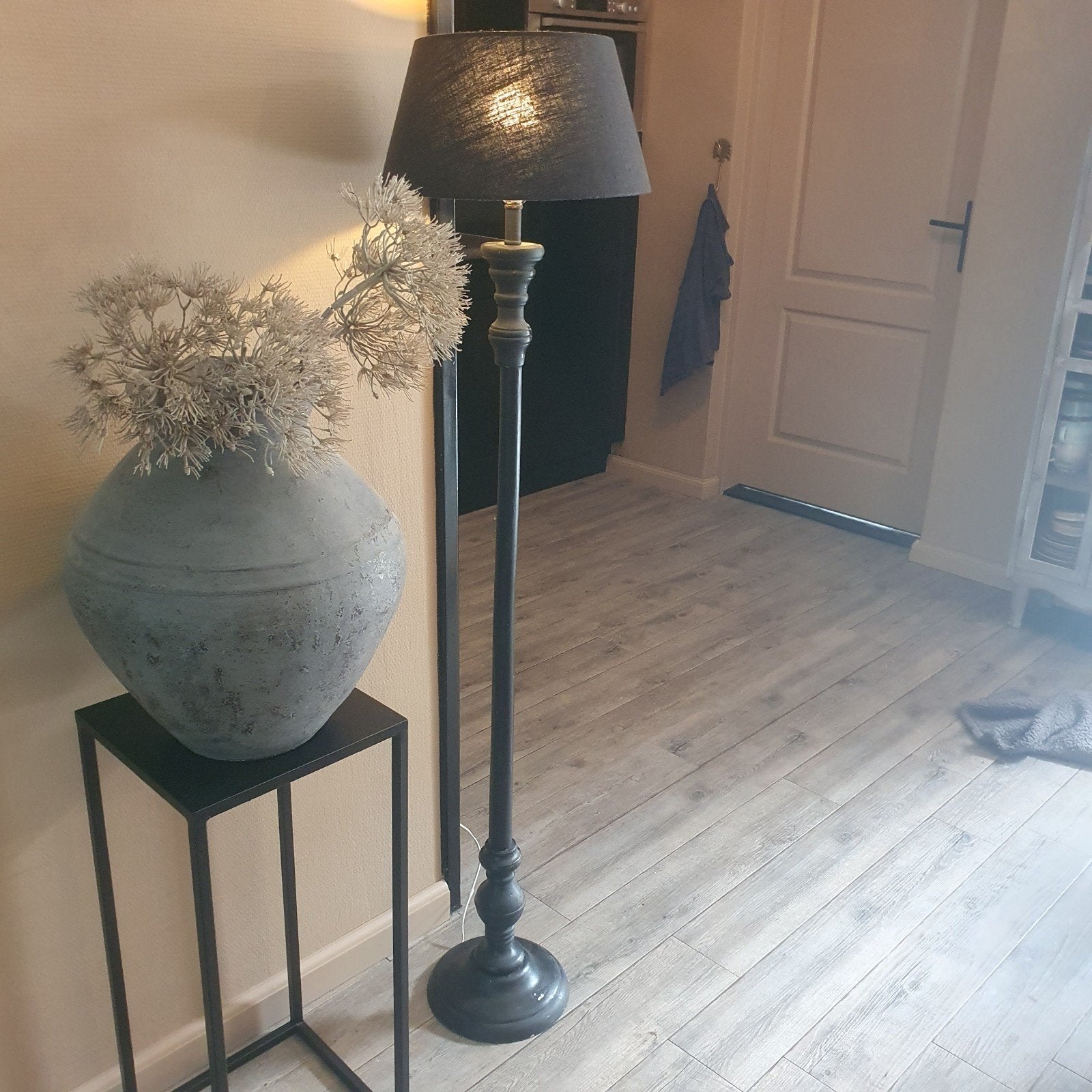 Elegante staande lamp met stoffen kap. Landelijke stijl., Huis en Inrichting, Ophalen, Gebruikt, Klassiek, Landelijk, 150 tot 200 cm