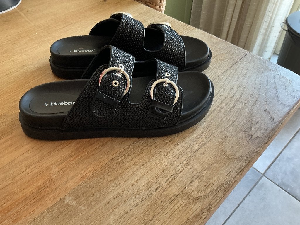 Zwarte Bluebox Slippers Maat 41, Kleding | Dames, Slippers, Zwart, Ophalen of Verzenden, Zo goed als nieuw