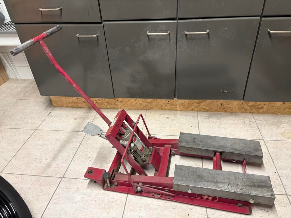 Motorlift Rode lift tafel 700 kg, Ophalen