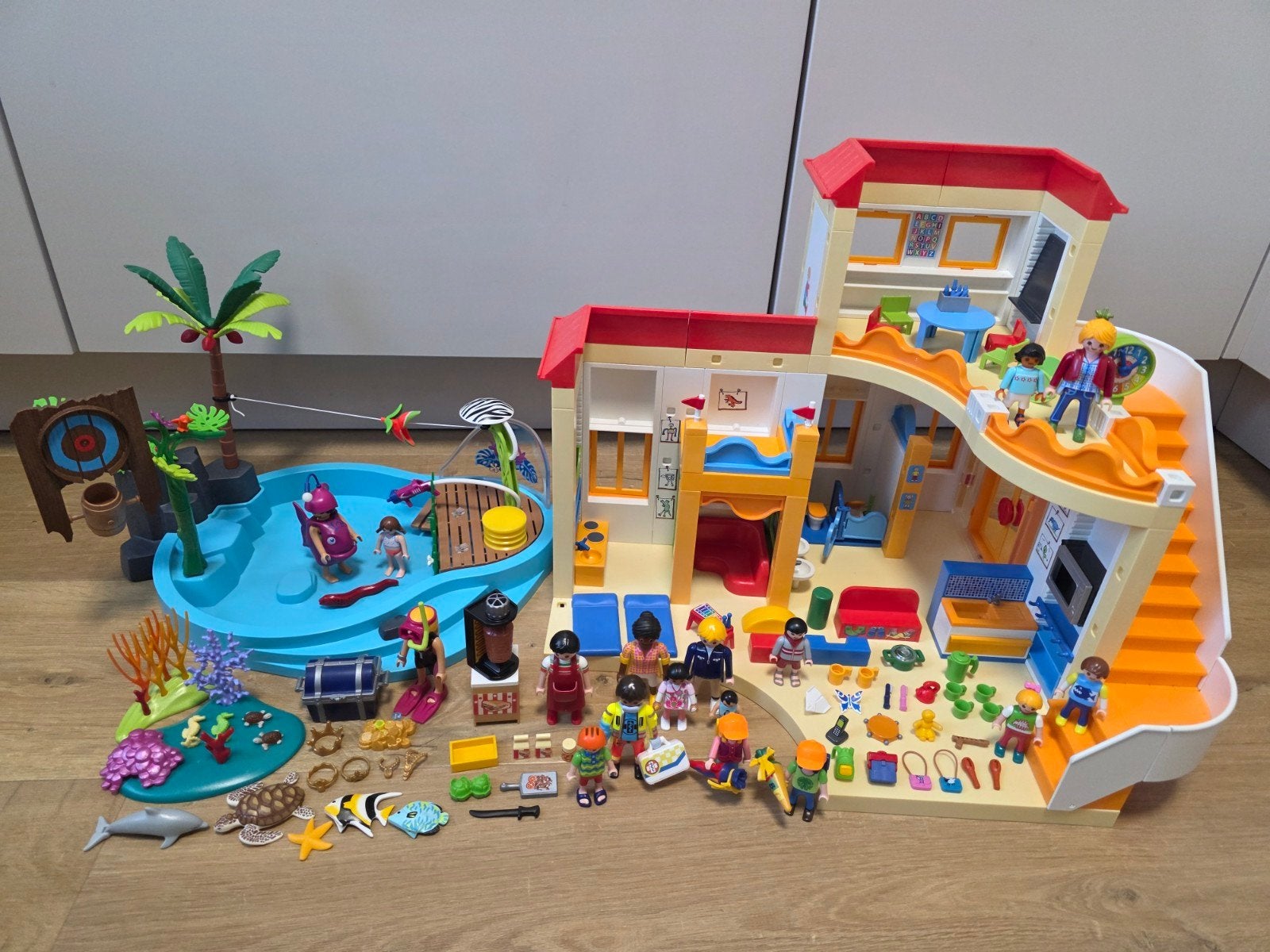 Playmobil 5567 kinderdagverblijf, 70610 zwembad en meer, Ophalen of Verzenden, Zo goed als nieuw