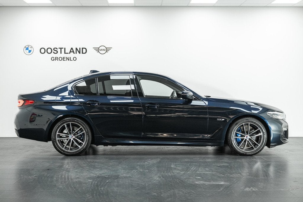 BMW 5 Serie 545e xDrive High Executive M Sport Automaat / Tr, Auto's, BMW, Gebruikt, Zwart, Zwart, Bedrijf