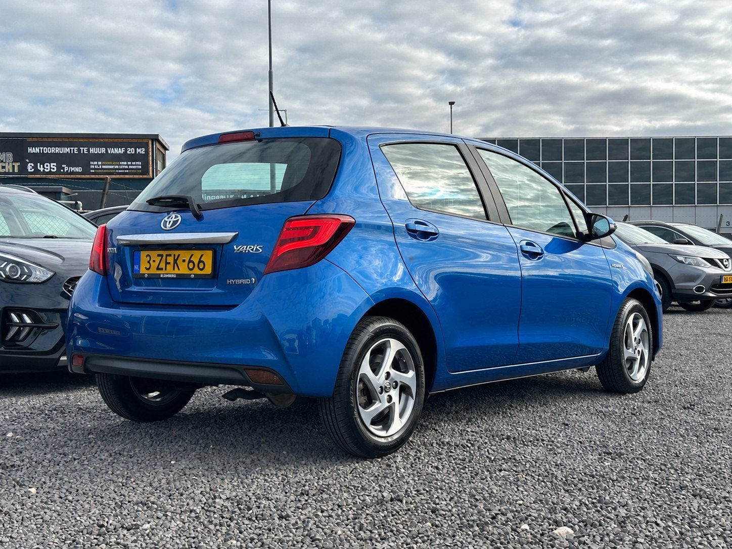 Toyota Yaris 1.5 Hybrid Aspiration/CAMERA/CRUISE/NW APK, Auto's, Dealer onderhouden, Gebruikt, Euro 6, 4 cilinders