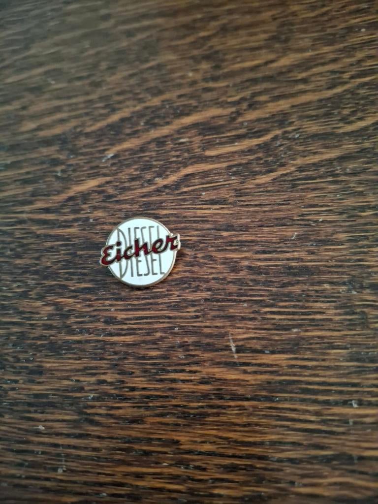 Vintage Eicher Diesel emaille speld / pin, Verzamelen, Speldjes, Pins en Buttons, Ophalen of Verzenden