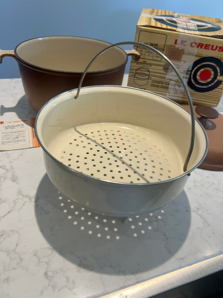 Nieuwe Le Creuset La Mama Terroir 26 cm met stoominzet, Gietijzer, Nieuw, Ophalen of Verzenden, Keramische plaat