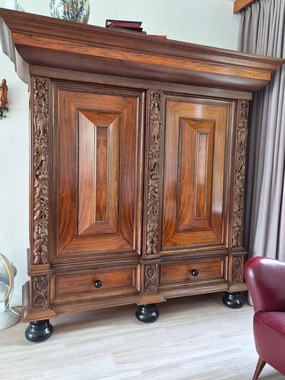 Antieke Eikenhouten Kast met Prachtig Snijwerk, Meerssen, Antiek en Kunst, Ophalen