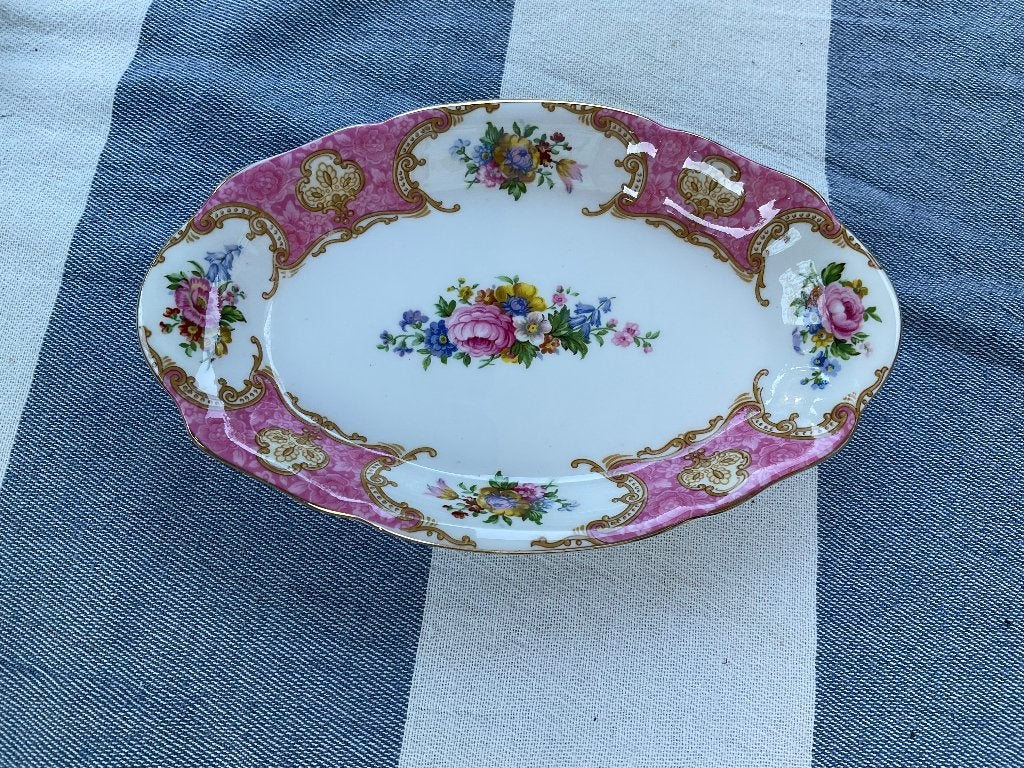 Royal Albert vleesschaaltje of bonbons lady Carlyle, Ophalen of Verzenden, Zo goed als nieuw, Porselein, Bord of Schaal