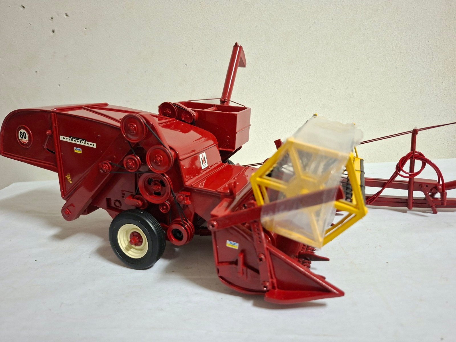 International 80 getrokken combine. Ertl schaal 1:16, Ophalen of Verzenden, Nieuw, Groter dan 1:32, Overige merken