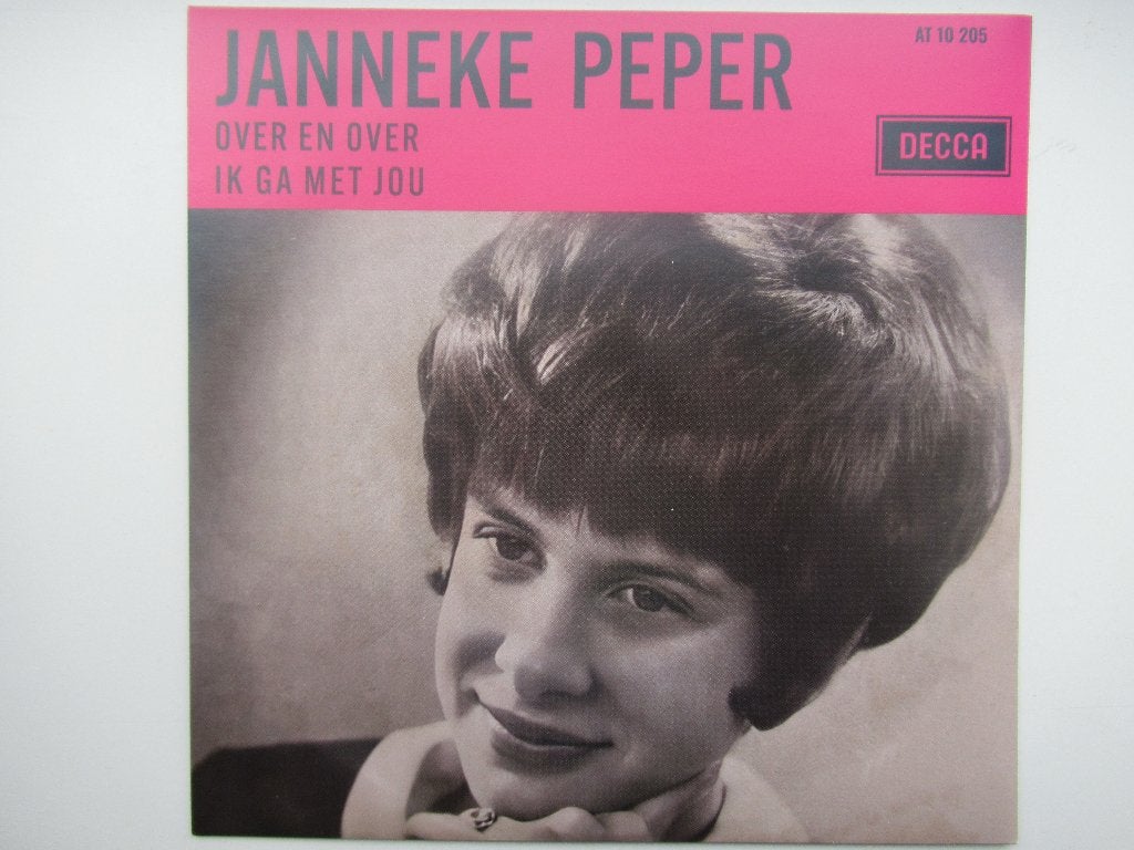 JANNEKE PEPER # OVER EN OVER / IK GA MET JOU ( DECCA), 7 inch, Ophalen of Verzenden, Levenslied of Smartlap, Beschermende buitenhoes