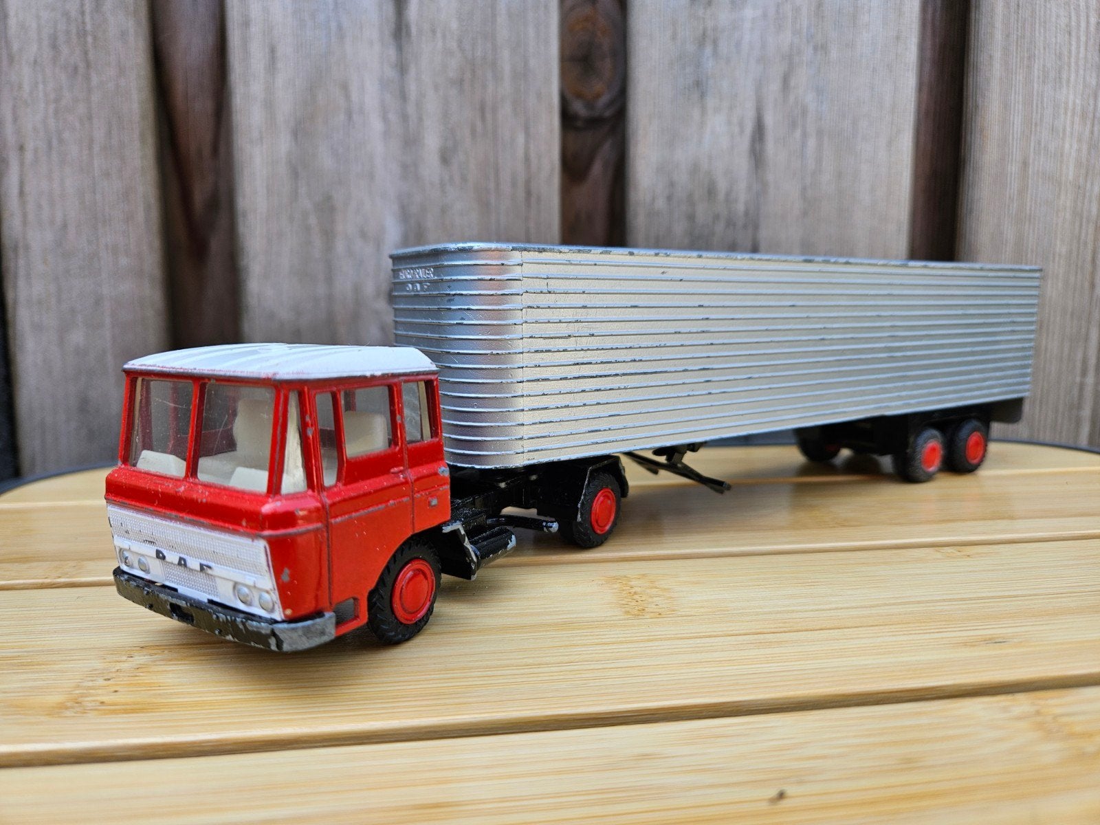 Lioncar Daf 2600 Eurotrailer Rood met Grijze Trailer 1:50, Ophalen of Verzenden, Gebruikt, Bus of Vrachtwagen, Lion Toys