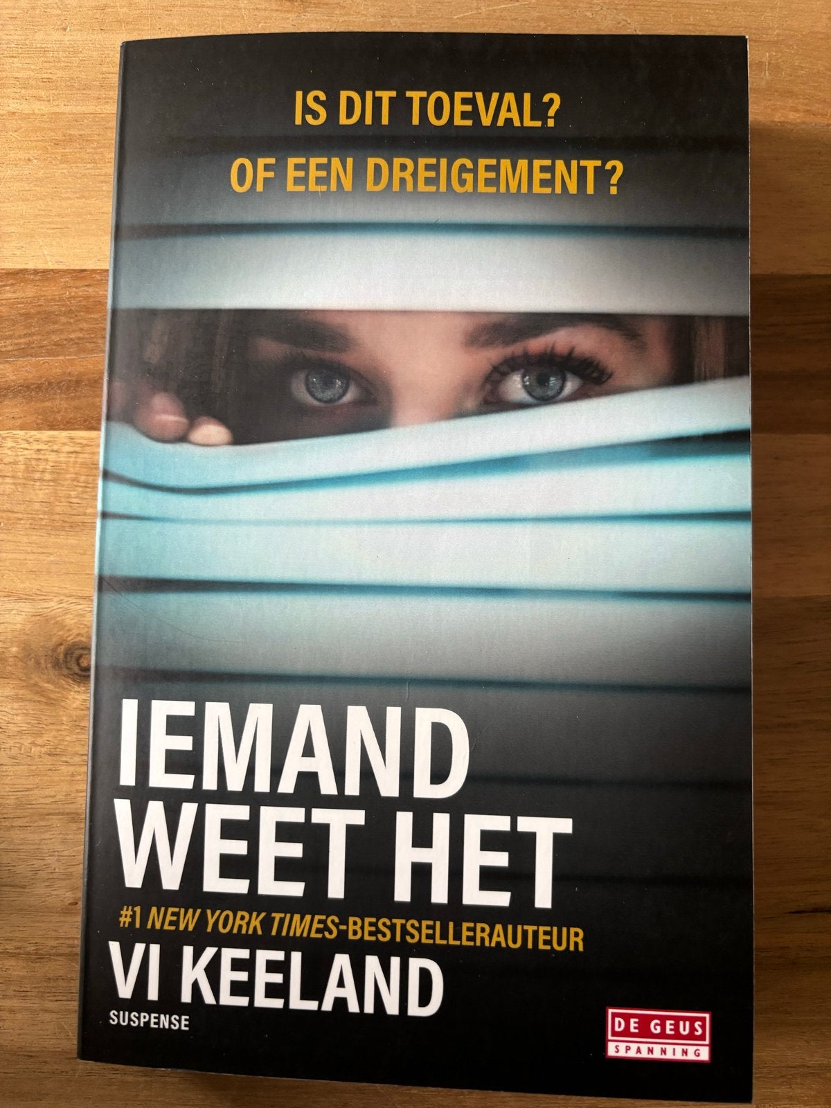 Iemand Weet Het - Vi Keeland, Ophalen of Verzenden, Zo goed als nieuw, Amerika