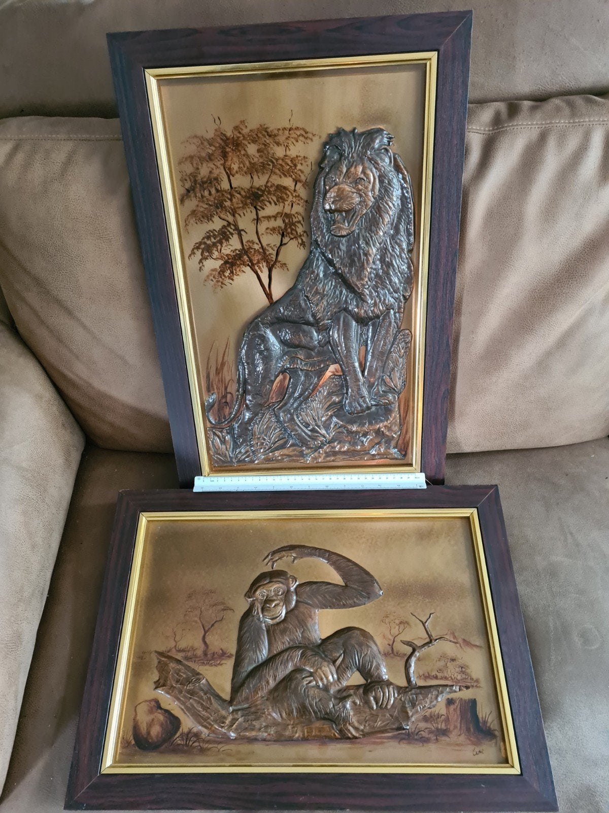 Koperen reliëfs: Leeuw en Aap - Handgemaakt, Wanddecoratie, Bruin, Overige stijlen, 50 - 100 cm