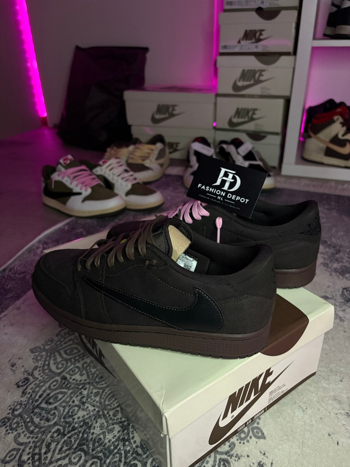 Nike Travis Scott Jordan 1 Low velvet brown, Ophalen of Verzenden, Nieuw, Bruin, Sneakers of Gympen