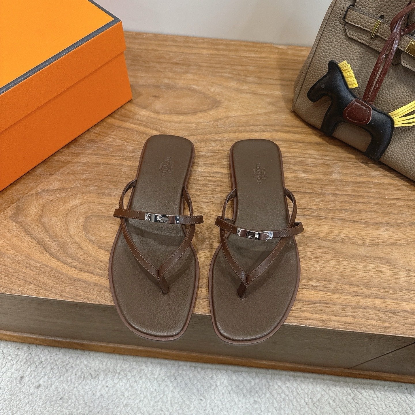 Hermès teenslippers - Bruin leer met zilveren accenten, Kleding | Dames, Schoenen, Ophalen of Verzenden, Zo goed als nieuw, Bruin
