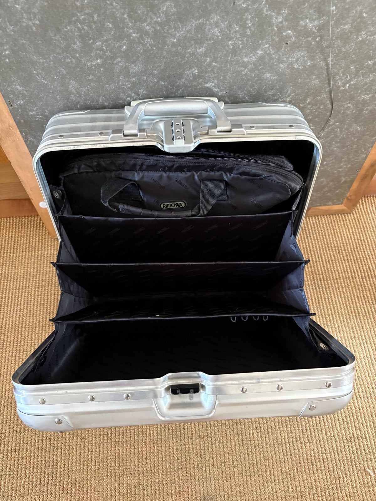 Rimowa aluminium cabin case met gebruikssporen, Gebruikt, 50 tot 60 cm, Slot, Ophalen of Verzenden