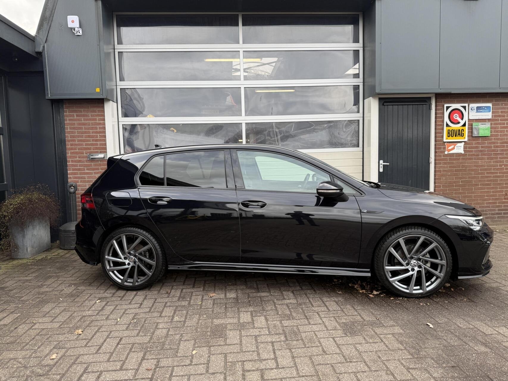 Volkswagen Golf 1.5 eTSI R-Line ACC/VIRTUEEL *ALL-IN PRIJS*, Auto's, 12 maanden, 4 cilinders, Leder en Stof, Zwart