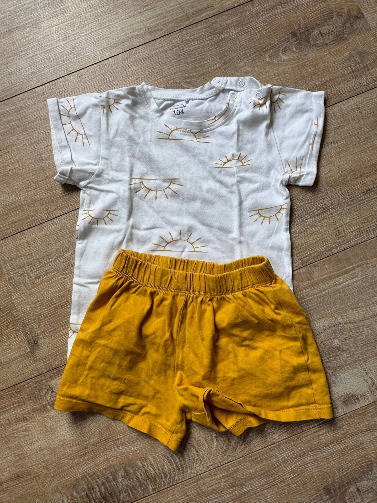 Pyjama Setje Maat 104 - Wit met Gele Zonnetjes, Ophalen of Verzenden, Gebruikt, Jongen of Meisje, Nacht- of Onderkleding