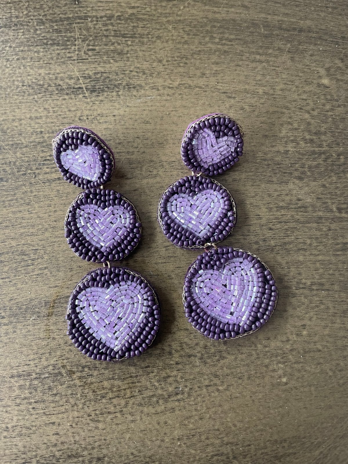 Paarse oorbellen met hartjespatroon, Sieraden, Tassen en Uiterlijk, Overige materialen, Hangers, Paars, Ophalen of Verzenden