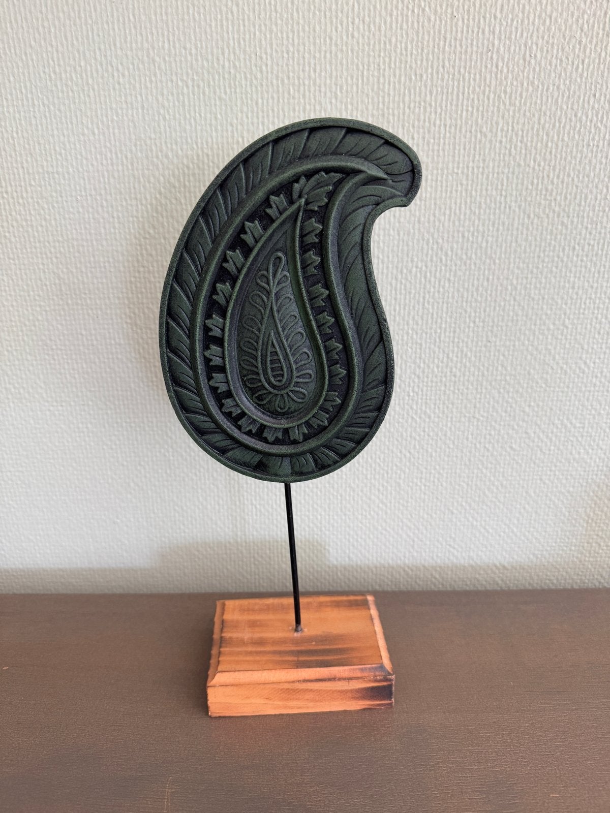 Houten ornament op statief - Paisley design, 36 cm hoog, Hout, Zwart, Ophalen of Verzenden, Oosters