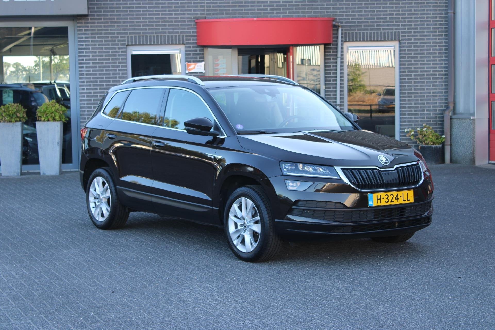 Skoda Karoq 1.0 TSI Bus. Ed. Trekhaak/Adaptive/Camera/Led/Ca, Voorwielaandrijving, Stof, Gebruikt, Bruin