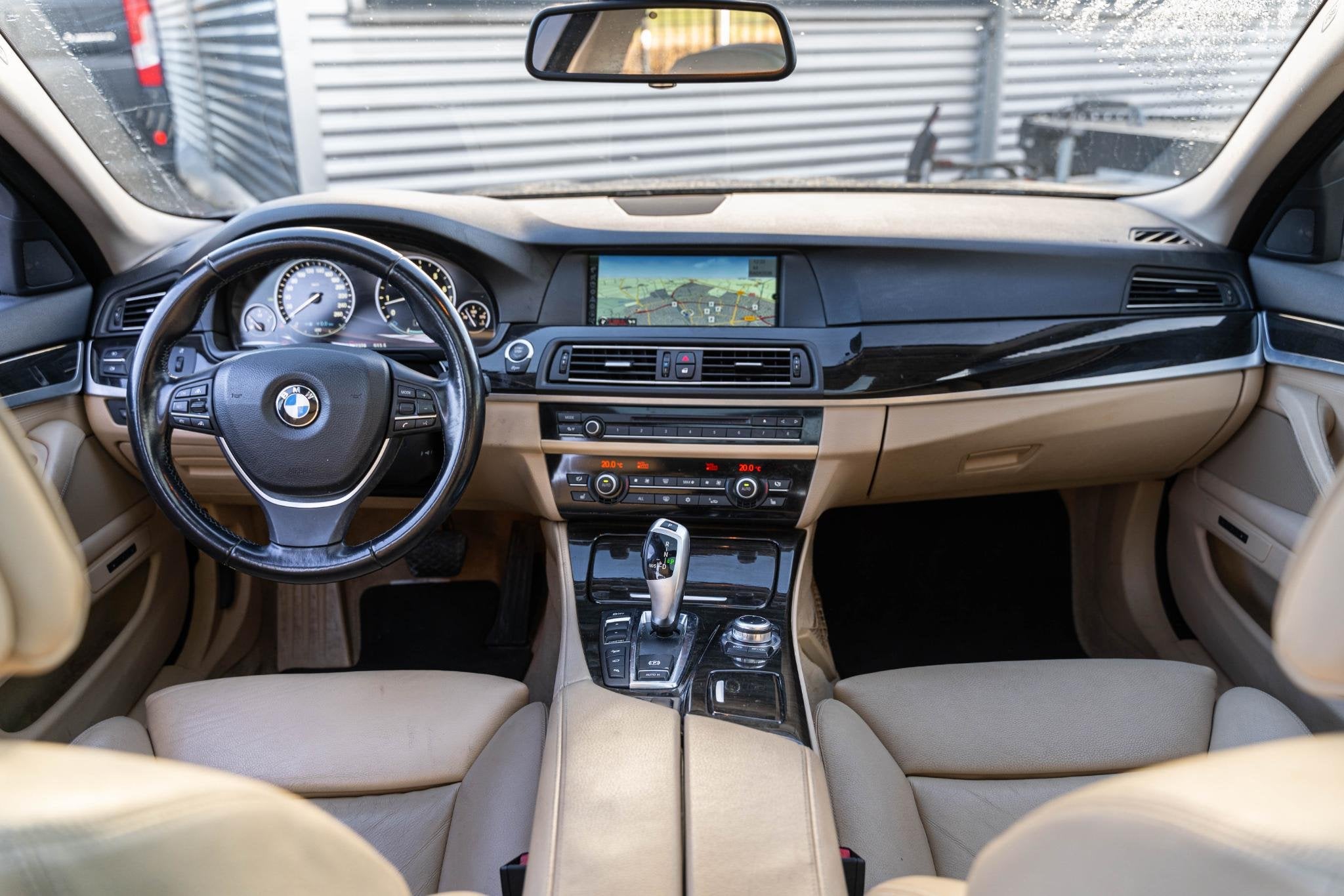 BMW 5-serie Touring 528xi High Executive Panoramadak Leer, Gebruikt, Beige, 4 cilinders, 2000 kg