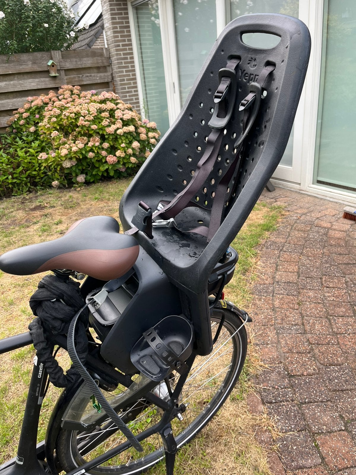 Fietsstoeltje yepp GMG incl verhoger en slot, Ophalen, Zo goed als nieuw, Voetsteuntjes