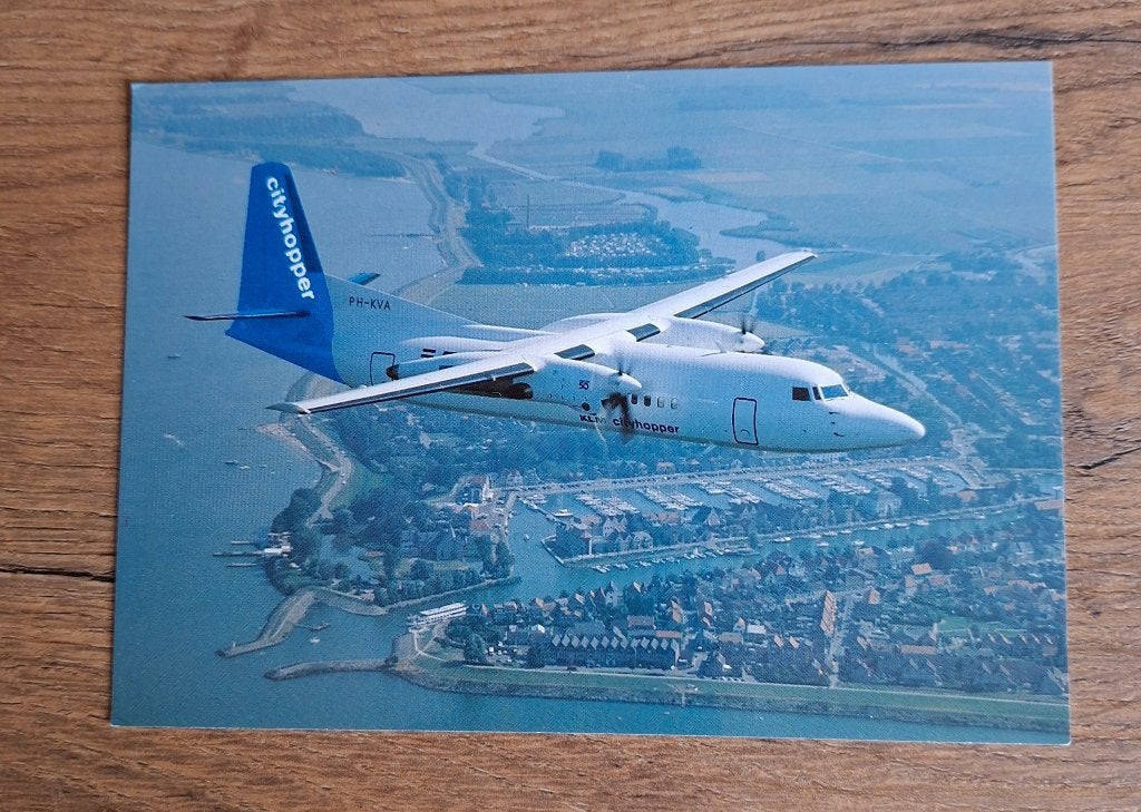 KLM cityhopper Fokker 50 Ansichtkaart - Vliegtuig, Verzamelen, Ophalen of Verzenden, Zo goed als nieuw, Kaart, Foto of Prent