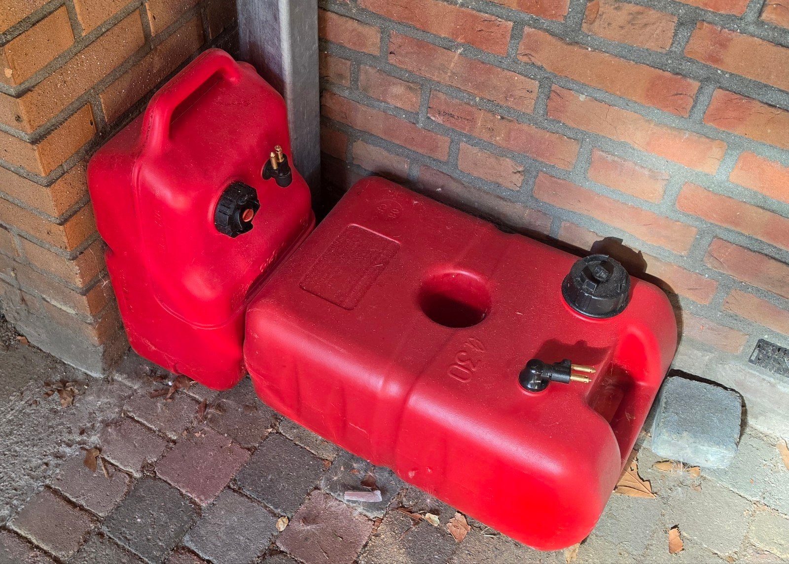 Gevulde benzine tanks voor boot met 2 takt buitenboord motor, Ophalen, Zo goed als nieuw, Motor en Techniek, Motorboot