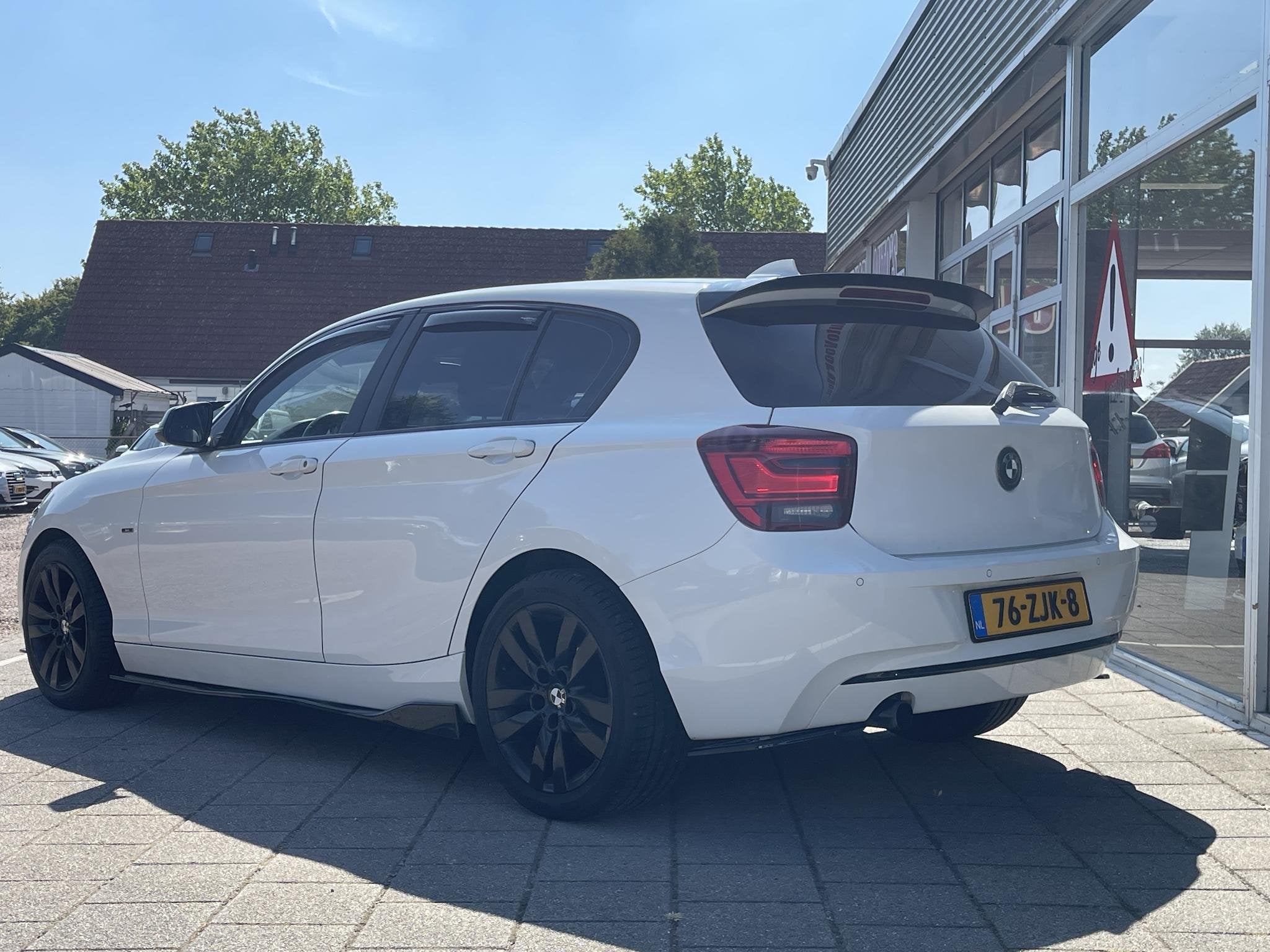 BMW 1-serie 114i Upgrade Edition /170 PK/Cruise/Airco/Ledere, 1-Serie, Euro 5, Achterwielaandrijving, Zwart