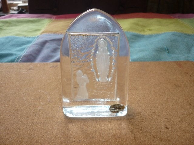 Mooi glas mmet knielend kind bij Maria in Lourdes Frankrijk, Ophalen of Verzenden