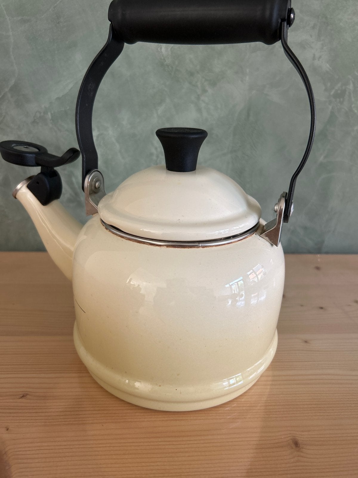 Le Creuset Fluitketel - Crème, Gebruikt, Ophalen of Verzenden, Le Creuset, Beige