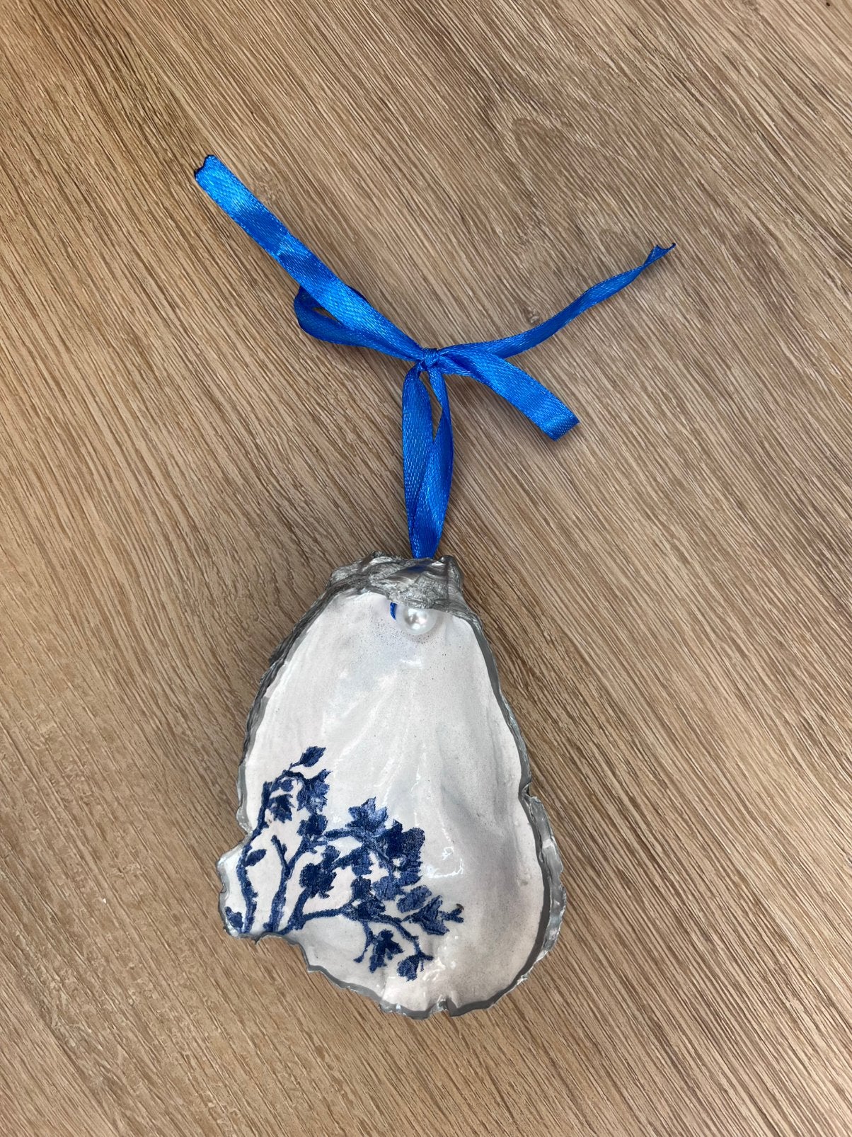 Hanger oesterschelp met Delftsblauwe bloemetjes, Ophalen of Verzenden, Schelp(en)
