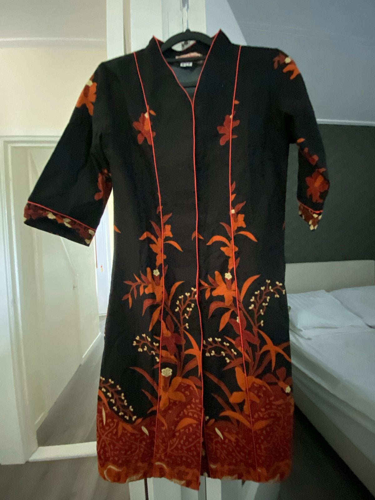 Adel Collections Merapi Jurk Zwart met Oranje Bloemen, Verzenden, Zwart, Maat 36 (S), Gedragen