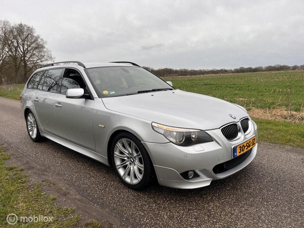 BMW 5-serie Touring 550i High Executive GEREVISEERDE MOTOR!, Auto's, Achterwielaandrijving, Gebruikt, 4799 cc, 93 €/maand