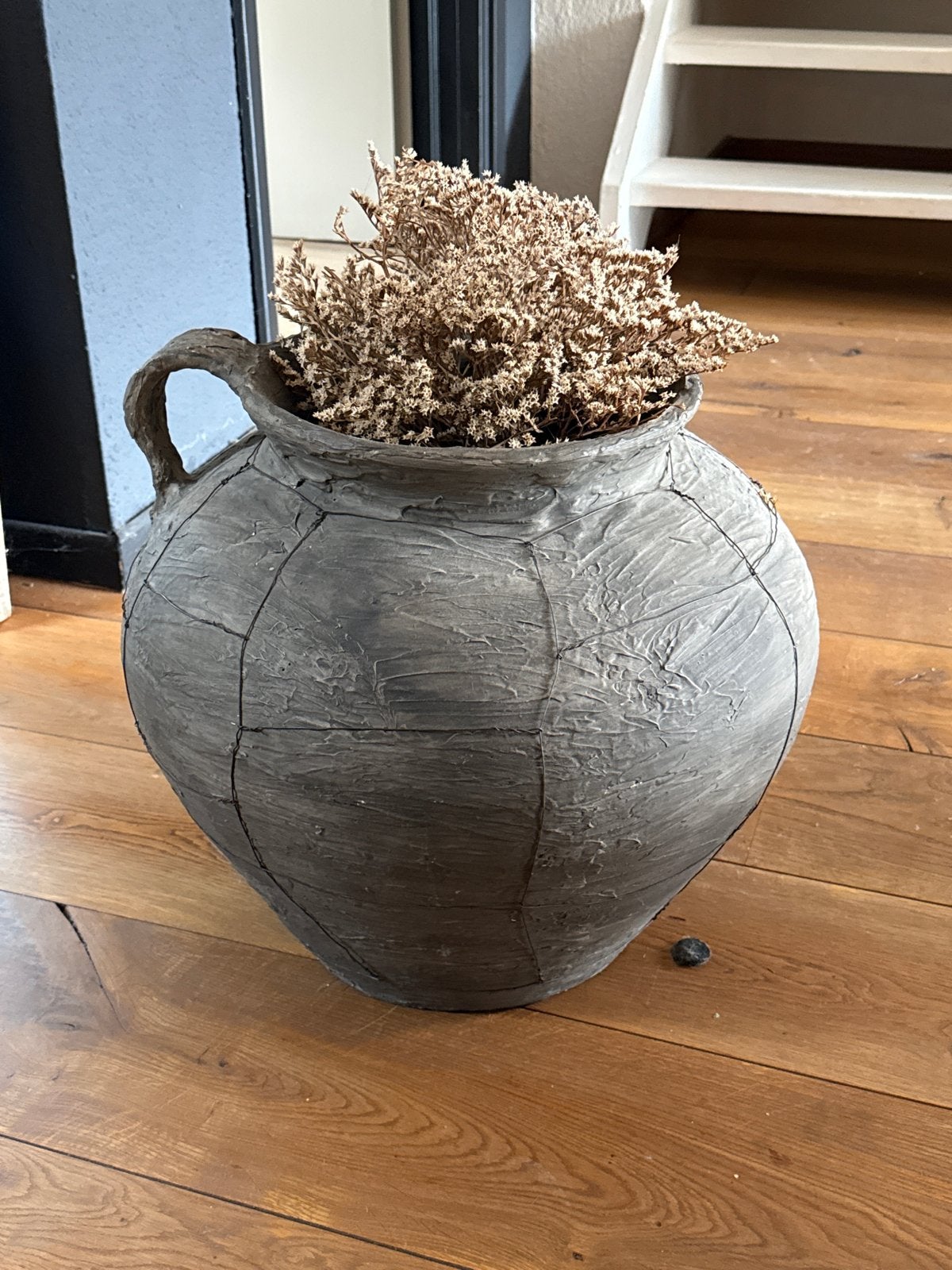 Decoratieve aardewerken pot met gedroogde bloemen, Ophalen
