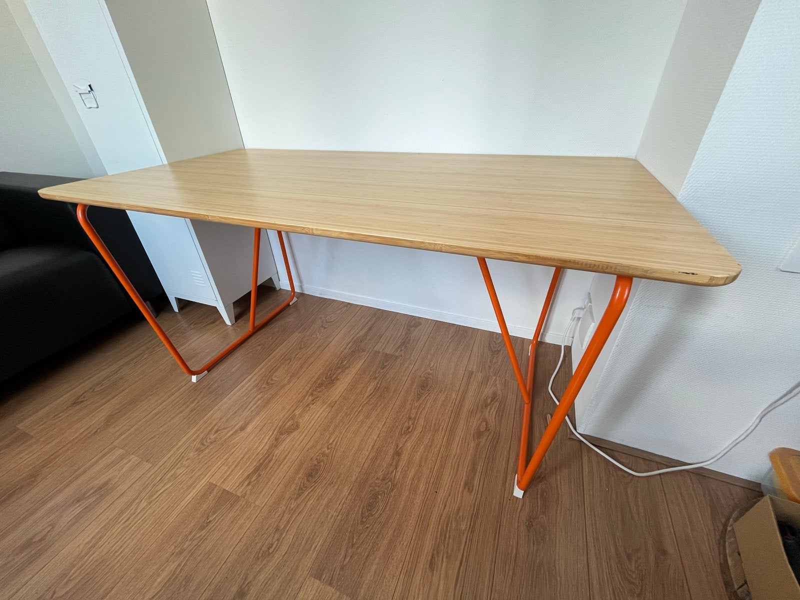Bureau met bamboe blad en oranje metalen onderstel, Ophalen, Gebruikt, 100 tot 150 cm, Tot twee personen