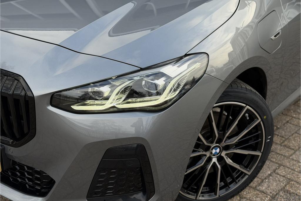 BMW 2 Serie Act.Tourer 230e xDrive 326 PK M-Sport | Panodak, Auto's, BMW, Automaat, Gebruikt, Zwart, 1820 kg