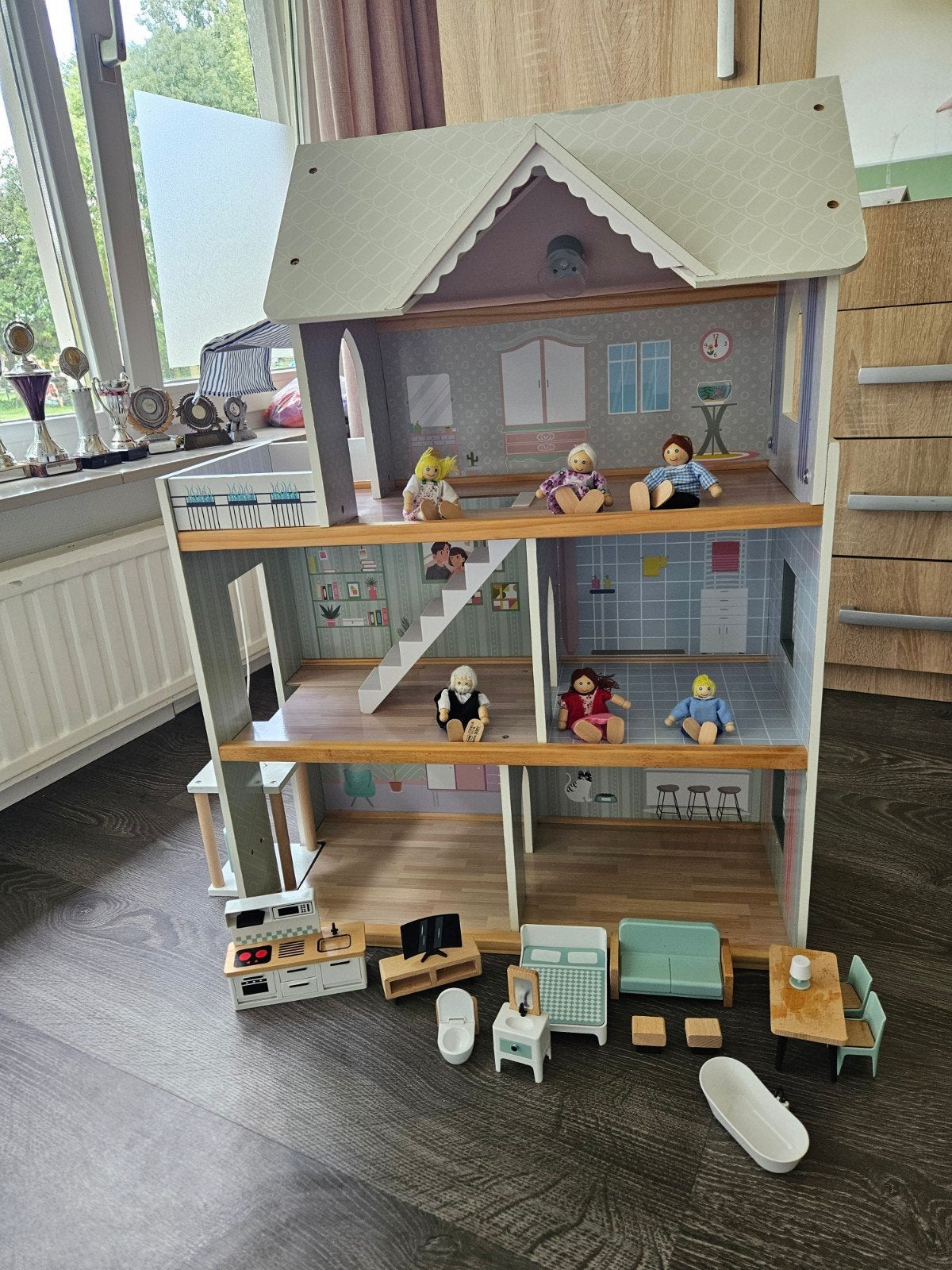 Prachtig Poppenhuis met Lift, Bel, Lamp, Poppetjes en Meubel, Ophalen