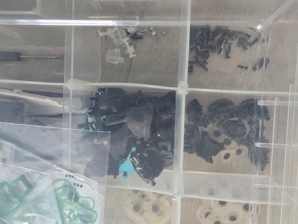 Foto 13 van Grote partij PS4/PS5 controllers + onderdelen/accessoires