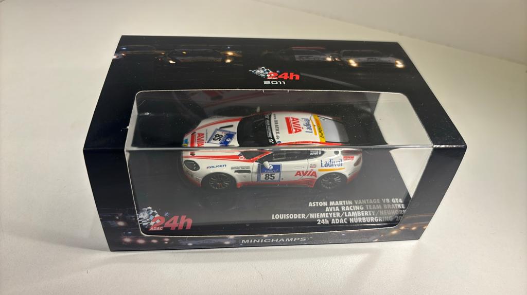 Aston martin vantage v8 gt4 Nurburgring 2011 minichamps 1.43, Auto, Ophalen of Verzenden, MiniChamps, A
