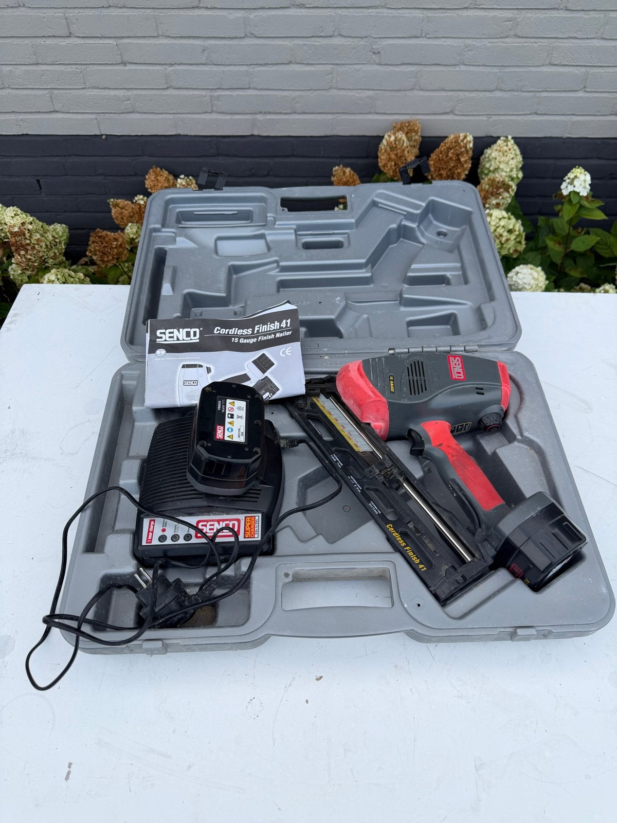 SENCO Cordless Finish 41 Tacker met 2 Accu’s en Lader, Doe-het-zelf en Verbouw, Gereedschap | Handgereedschap, Ophalen of Verzenden